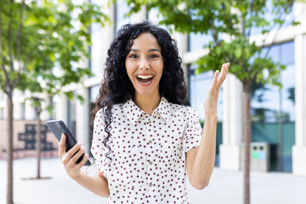 Szczęśliwa kobieta z telefonem - obrazek dekoracyjny.